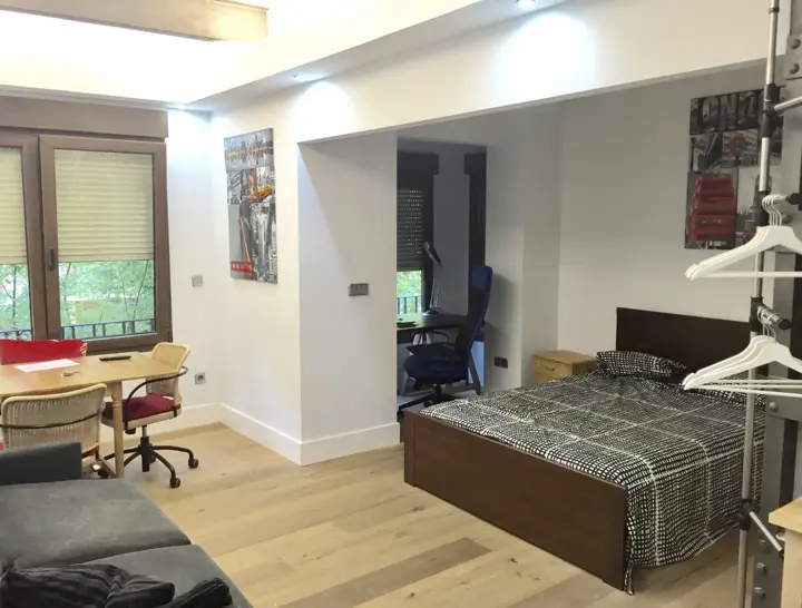 Dormitorio con suelo de madera · 2017