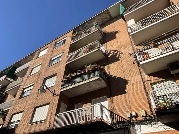 Fachada de ladrillo con balcones · 2026