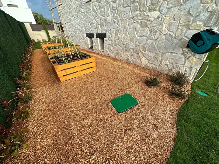 Huerto con jardinera de madera · 2023