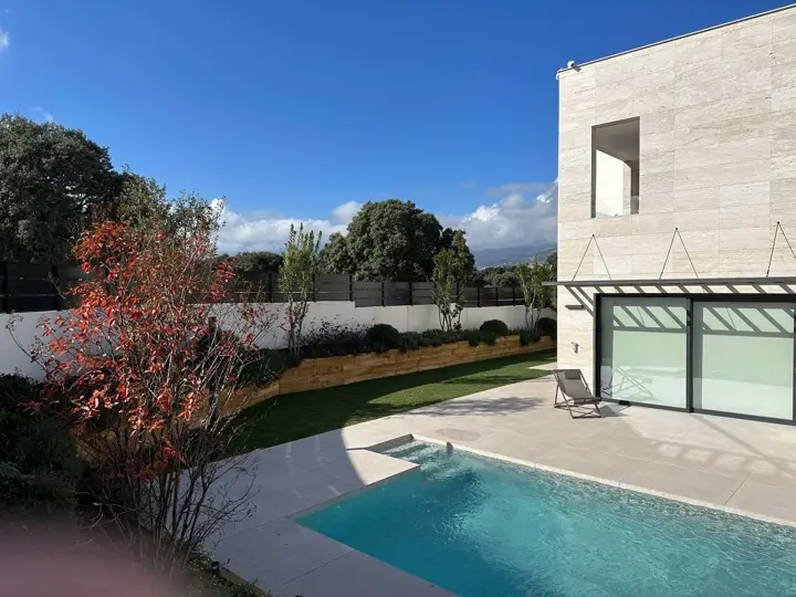 Piscina y jardín · 2022