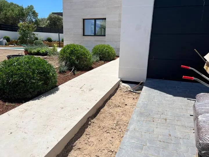 Jardín junto a la piscina · 2022